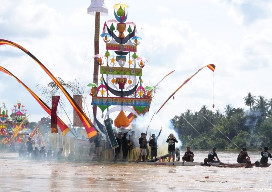 Insiden Pilu Dibalik Meriahnya Festival Perahu Baganduang Kuansing, Jari Pelajar Putus Akibat Ledakan Petasan
