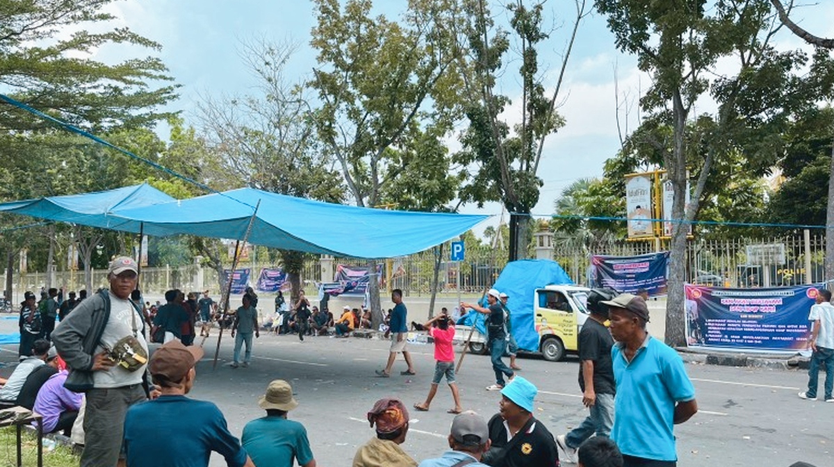 Dirikan Tenda di Sekitar Kantor Gubernur Riau, Ratusan Massa Aksi Tolak Relokasi dari TNTN Masih Bertahan